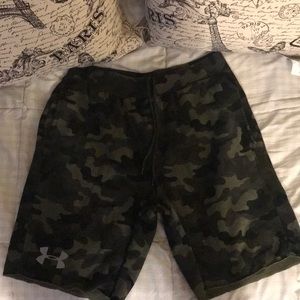 Under Armour camouflage loose shorts